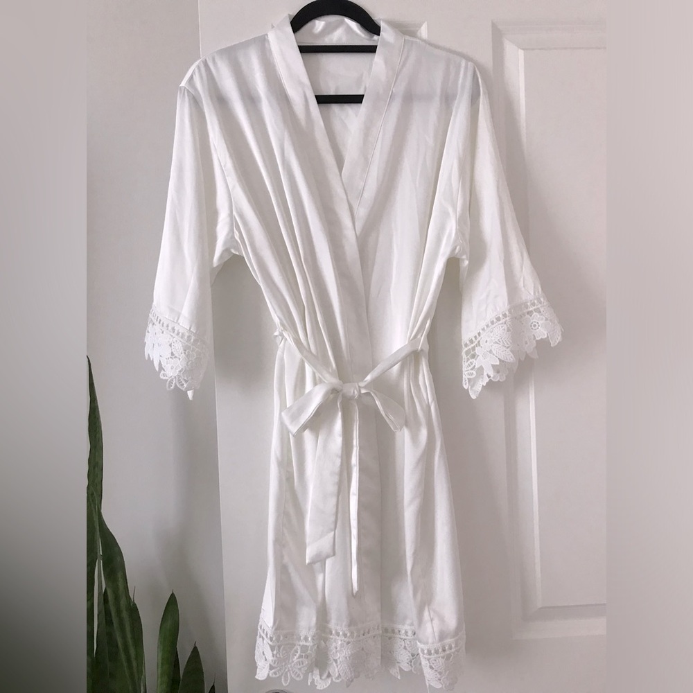 White Lace-Trim Satin Robe - Picture 4 of 15